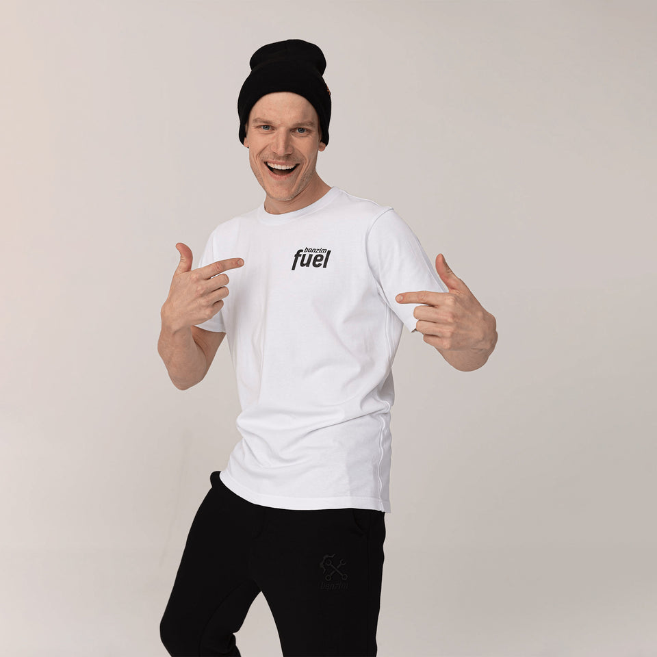 T-Shirt Farbe weiß für Mx-Sport mit schwarzem Logo an Model