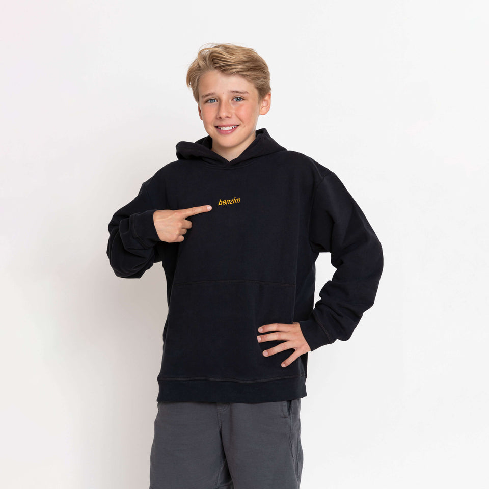 Kinder Hoodie Farbe schwarz mit gelbem Logo an Kindermodel