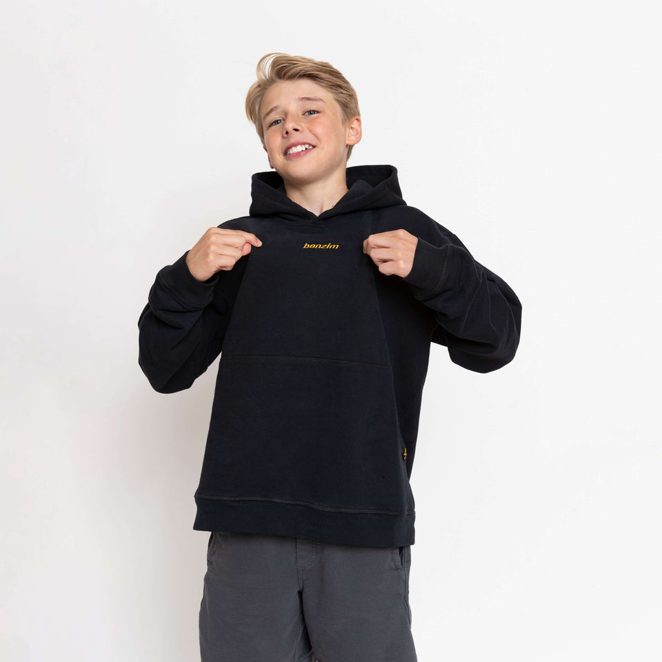 Kinder Hoodie Farbe schwarz mit gelbem Logo an Kindermodel