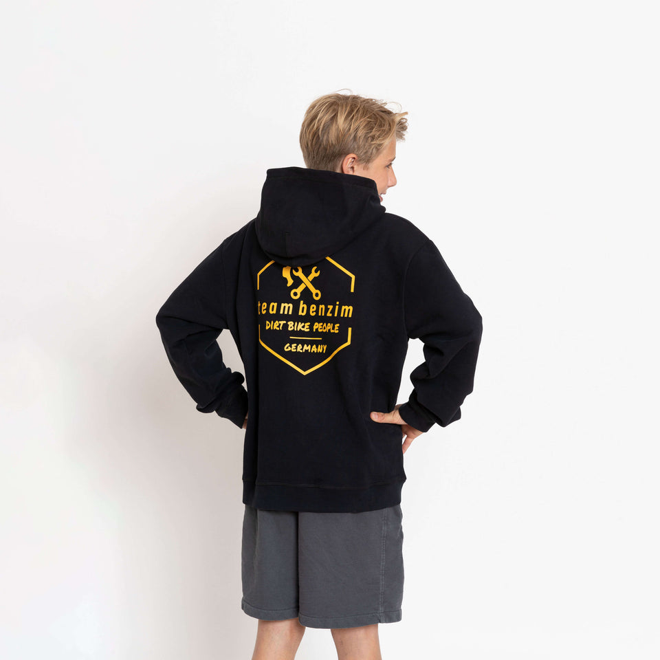 Kinder Hoodie Farbe schwarz mit gelbem Logo an Kindermodel Rückseite