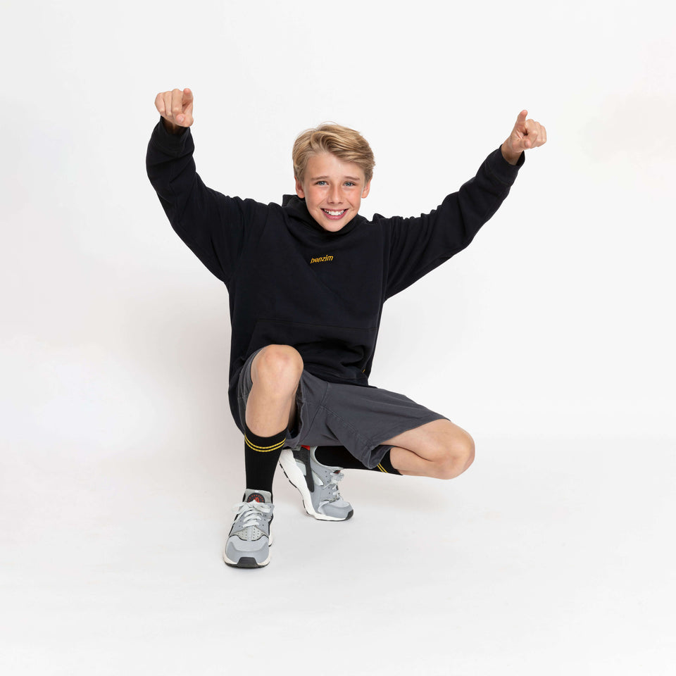 Kinder Hoodie Farbe schwarz mit gelbem Logo an Kindermodel
