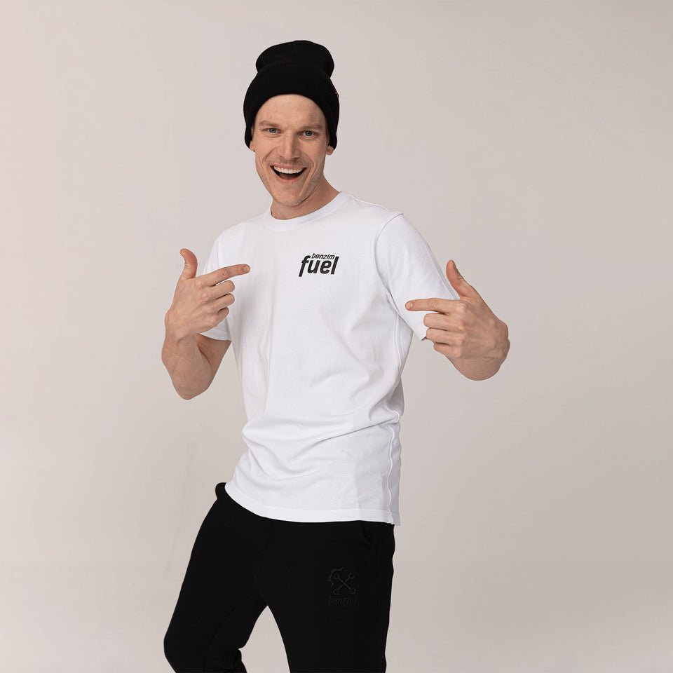 T-Shirt Farbe weiß für Mx-Sport mit schwarzem Logo an Model 