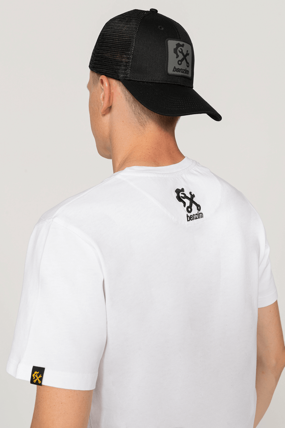 T-Shirt Farbe weiß für Mx-Sport mit schwarzem Logo an Stefan Ekeroli