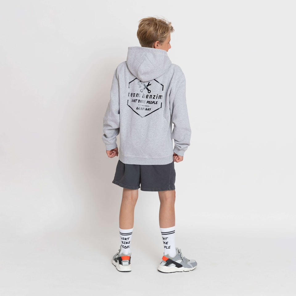 Kinder Hoodie Farbe grau mit schwarzem Logo an Kindermodel